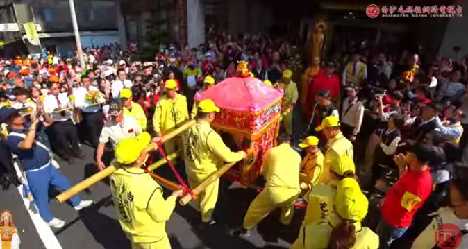 苗栗縣白沙屯拱天宮媽祖有史以來首次南下高雄岡山。(圖/翻攝自Youtube/白沙屯媽祖網路電視台白沙屯媽祖網路電視台)
