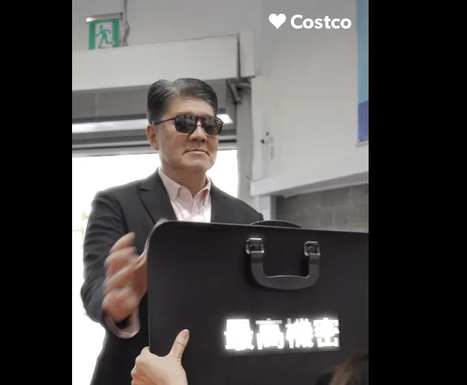此次活動好市多亞太區總裁張嗣漢親自上陣拍影片,他化身神秘黑衣人,手提「最高機密」皮箱,解鎖會員護照優惠情報內容。(圖/翻攝自台灣好市多臉書)