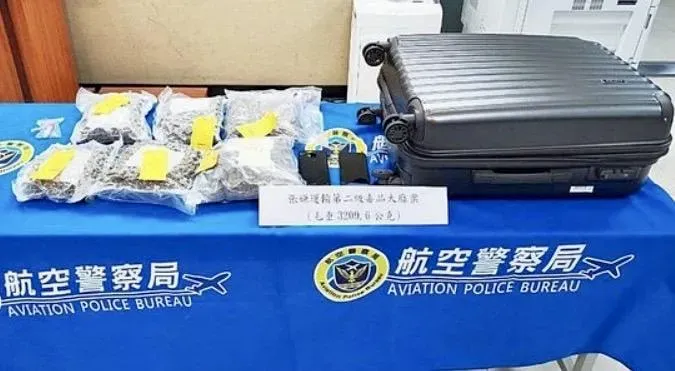 警方查獲港男行李箱裝400百萬大麻花。（圖／翻攝畫面）