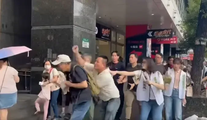 罷團青年毆打老人，驚嚇目擊的小女孩與媽媽。（圖／翻攝臉書）