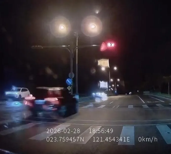 該輛黑色肇事車高速闖紅燈從民眾車輛旁邊「刷卡」闖越。（圖／翻攝ffffeifffei的Threads，經授權使用）