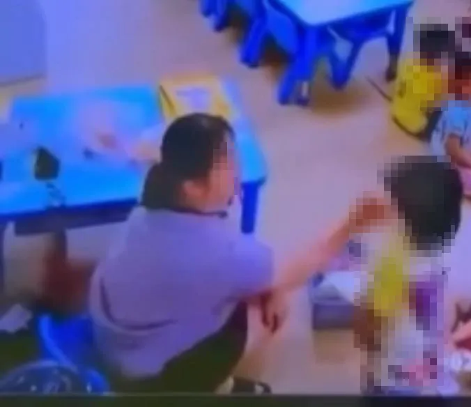教保員打女童巴掌畫面曝光。（圖／翻攝自陳光軒・dpp苗栗縣議員臉書）
