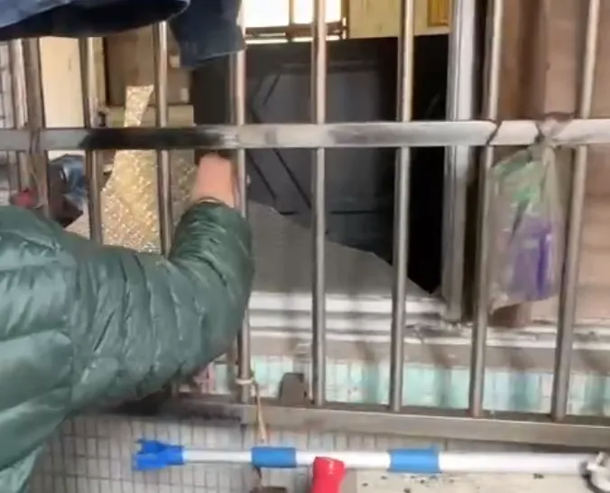這起不明原因導致的事故波及附近民宅，有1樓住戶的窗戶玻璃被震碎。（圖／中天新聞）