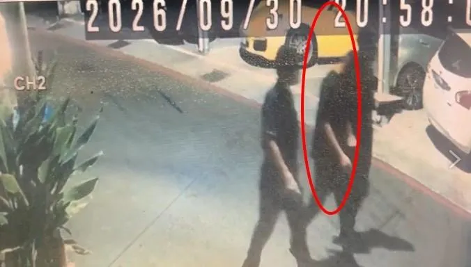警方在黑色轎車後車廂發現遭毆斃的張男遺體,當場逮捕穆男。(圖/中天新聞)