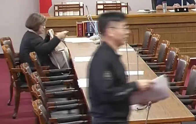 陳培瑜、鍾佳濱在黨團協商到一半時直接離席。（圖／國會頻道）