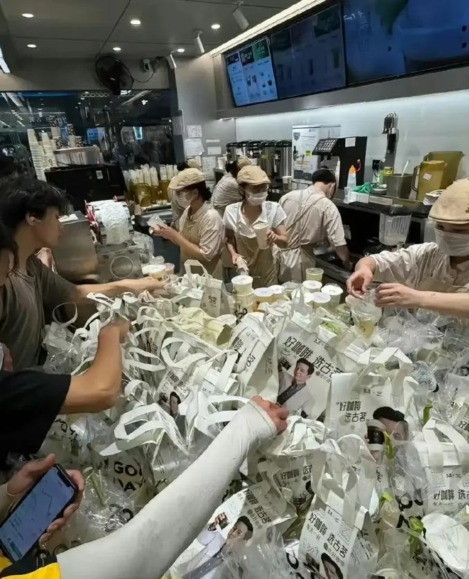 陸外賣平台補貼大戰，茶飲店爆單成重災區。（圖／翻攝微博）