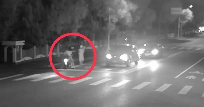 花蓮一名陳姓男子深夜騎機車在馬路上追逐一名女子,女子沿路呼叫,還好遇到警方才獲救。(圖/警方提供)