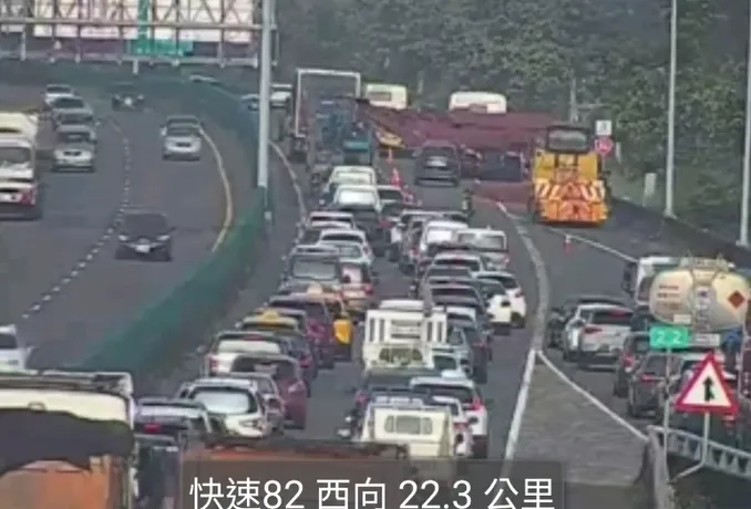 台82線聯結車鋼樑掉落，釀嚴重回堵近2小時。（圖／翻攝畫面）