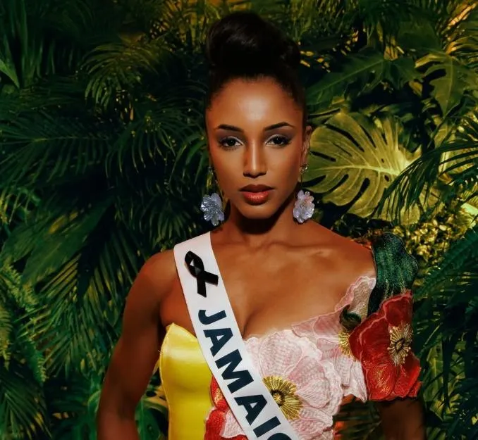 牙買加小姐在舞台上摔落送醫。（圖／翻攝自IG@missuniverse）