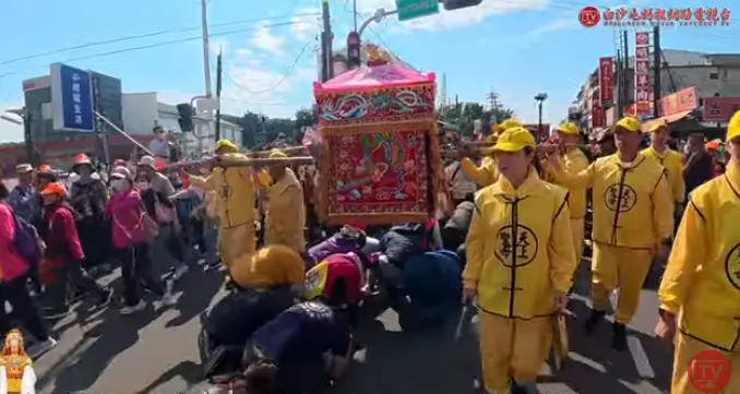 沿途粗估吸引數萬信眾隨行、跪地「鑽轎底」祈福、擺香案膜拜。(圖/翻攝自Youtube/白沙屯媽祖網路電視台白沙屯媽祖網路電視台)