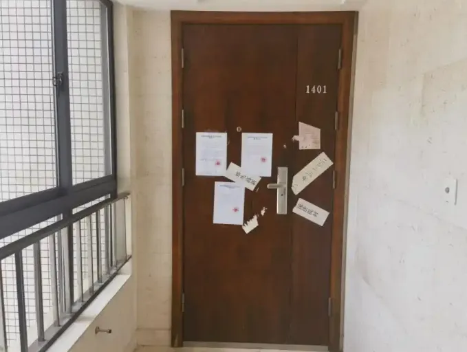 席薇位於鄭州市鄭東新區一處高檔社區的房產，已被法院查封。（圖／翻攝《新京報》）