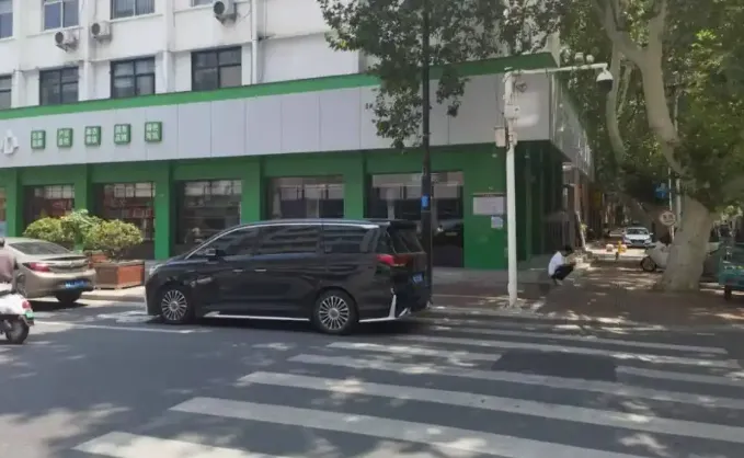席薇曾供職的某銀行鄭州緯二路支行，如今已成為農產品展銷中心的一部分。（圖／翻攝《新京報》）