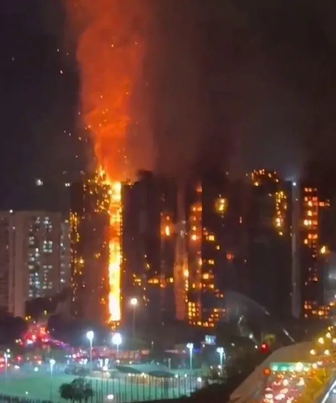 香港大埔「宏福苑」社區發生大火,截至27日清晨已釀成44死、279人失蹤。(圖/記者爆料網)