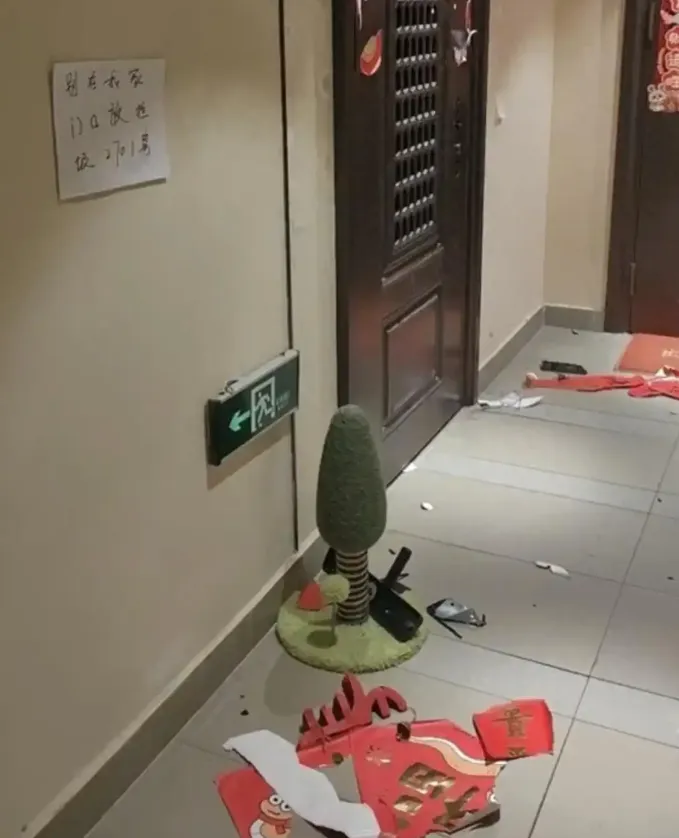 林女士家的防盜門門鎖被破壞，現場狼藉。（圖／翻攝《華商報大風新聞》）