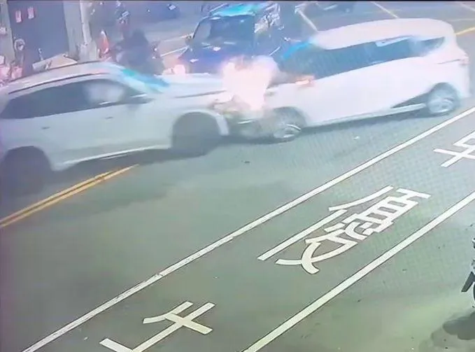 車禍當下畫面。（圖／中天新聞）