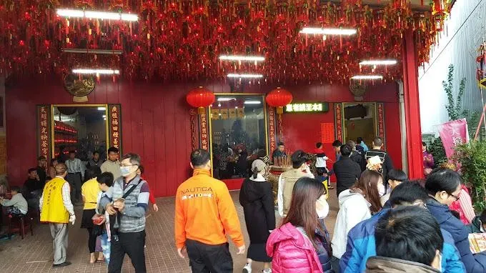 團拜過後會發放3000份發財金紅包給信眾,紅包裡面裝有2個10元硬幣錢母,象徵雙雙對對萬年富貴。(圖/翻攝畫面)