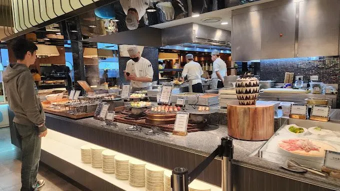 「饗食天堂」於今（27日）發布最新的餐期價格調整公告。（資料照／翻攝畫面）