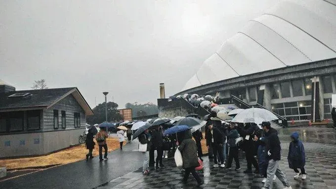 球迷在宮崎春訓基地外大排長龍。（圖／翻攝自社群平台X）