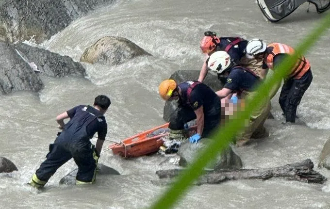 嘉義縣阿里山公路一輛白色廂型車不明原因翻落邊坡，男子被救起後已死亡。（圖／翻攝畫面）