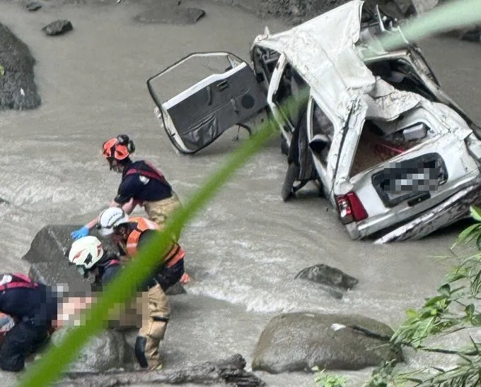 嘉義縣阿里山公路一輛白色廂型車不明原因翻落邊坡，男子被救起後已死亡。（圖／翻攝畫面）