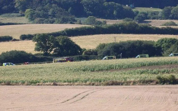 英國南部城鎮懷特島25日發生直升機墜機事件，有民眾目擊直升機墜落前不斷旋轉。（圖／翻攝自X@iihtishamm）