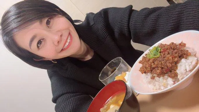 梅村瑞穗po出「滷肉飯+芒果」照片。（圖/翻攝x帳號@mizuho_umemura）