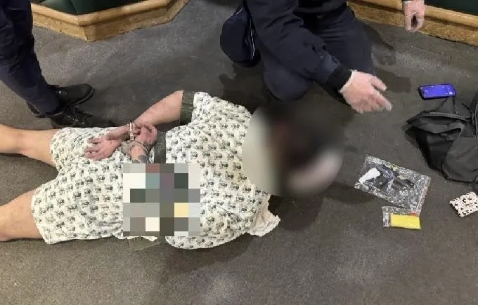 嫌犯到三溫暖開槍鬧事遭警方壓制逮捕。(圖/翻攝畫面)
