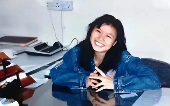 周群飛昔日是深圳一名工廠女工。(圖/翻攝新浪微博)
