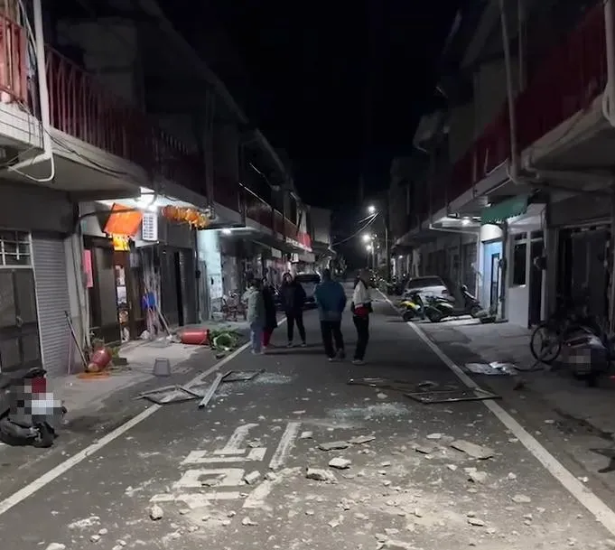 台南楠西區仁愛街地震災情。(圖/中天新聞)