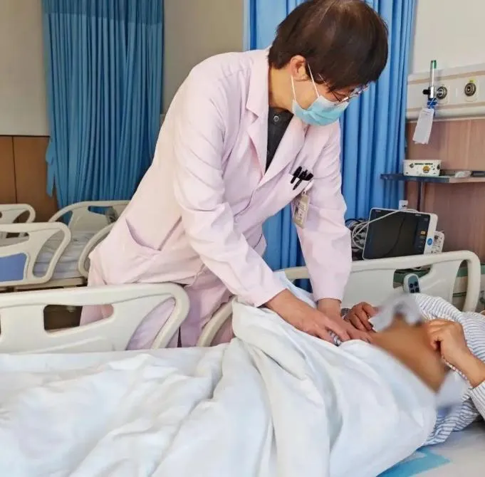婦產科主任醫師陶國仙醫生對患者進行身體檢查。（圖／翻攝《舜網》）