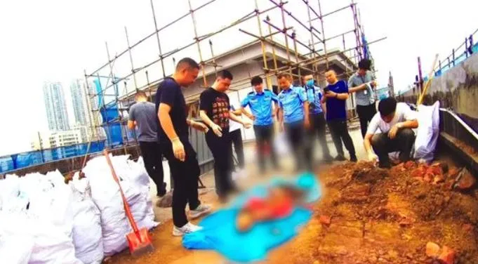 商場天台挖出吳女遺骸。（圖／翻攝《網易》）