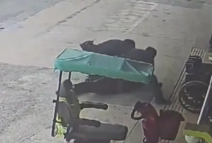 員警獲報後立即前往處理,但在處理過程中同樣遭到蕭男攻擊,最後將其壓制並帶返警局保護管束。(圖/警方提供)