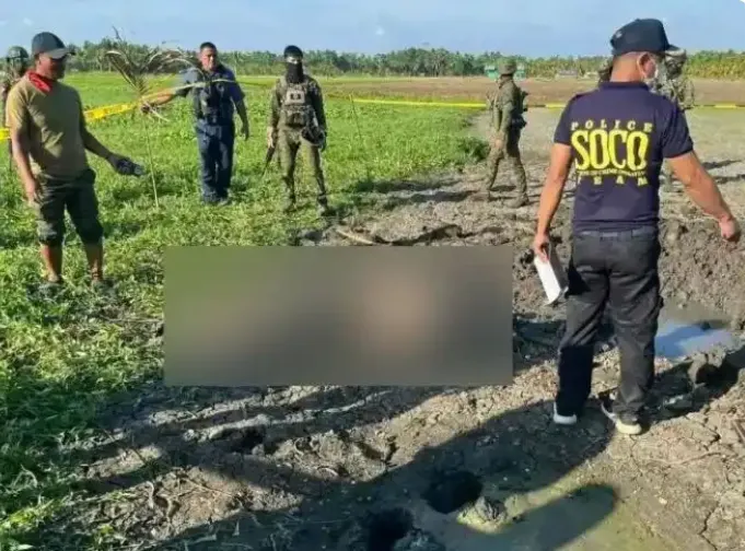 菲警方在荒野挖出一名大陸公民遺體。（圖／翻攝《紅星新聞》）