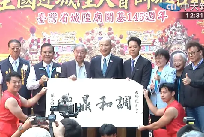 書法大師張炳煌2日親自揮毫致贈墨寶「調和鼎鼐」給立法院長韓國瑜。（圖／中天新聞）