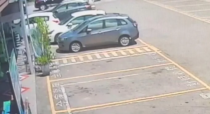 自小客車暴衝到超商店內。(圖/翻攝畫面)
