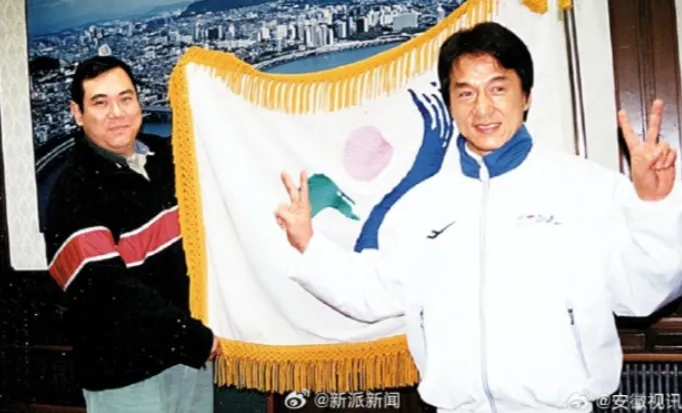 段偉倫擔任成龍（右）助手長達15年。（圖／翻攝微博）