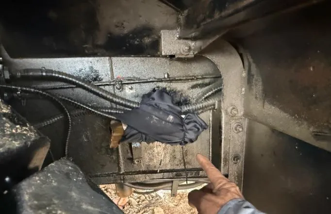吊車油管破裂漏油釀禍。（圖／翻攝畫面）