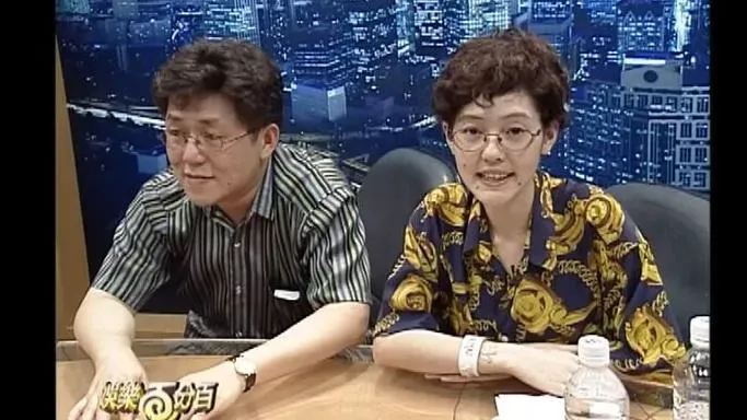 小S(右)曾模仿「周老師」(左)。(圖/翻攝自《娛樂百分百》YouTube)