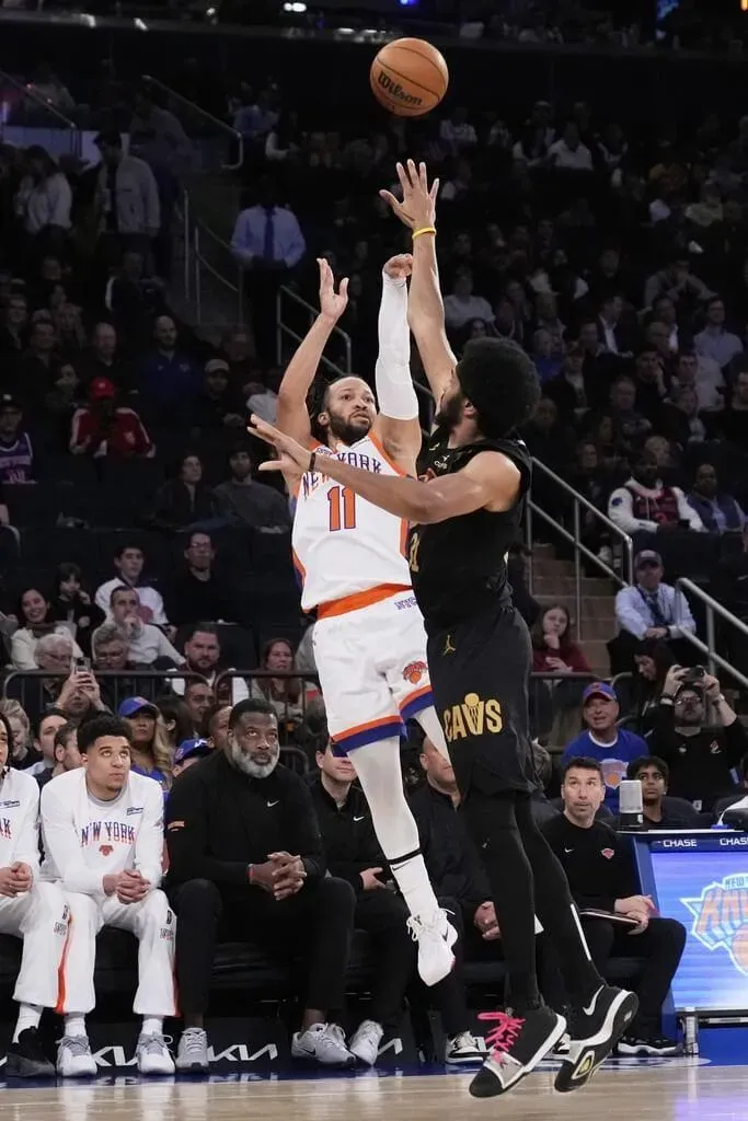 紐約尼克後衛布朗森(前,白衣)拿下NBA年度關鍵球員獎。(圖/美聯社)