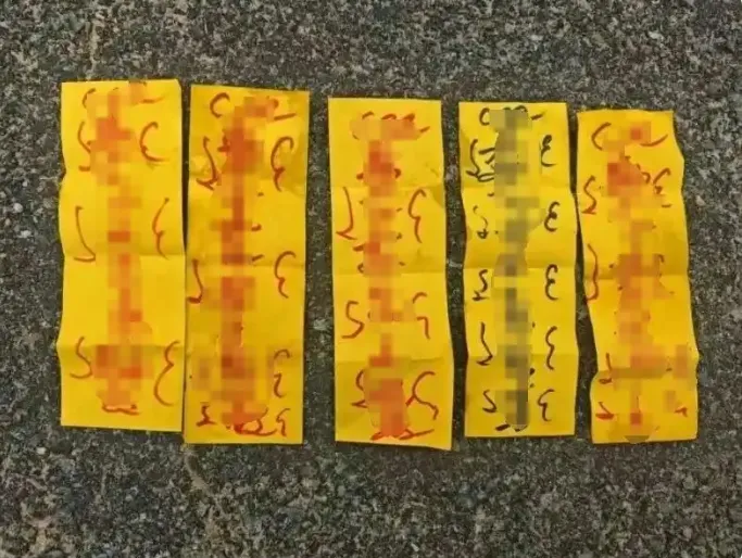 長春喜都足球俱樂部在客隊休息室放置符咒詛咒對手必敗。(圖/翻攝《大象新聞》)