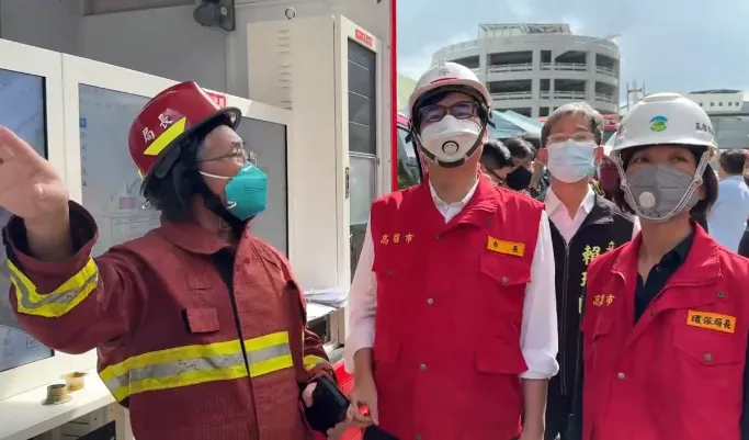 陳其邁市長赴小港工廠火警現場。（圖／高雄市府提供）