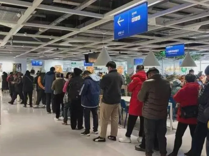 IKEA上海寶山店湧入大批民眾。（圖／翻攝《網易》）