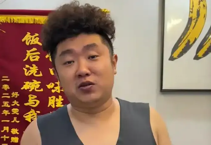陸一名網紅嘴唇發紫被粉絲催促就醫檢查發現自己患有心臟病。(圖/翻攝《光明網》)