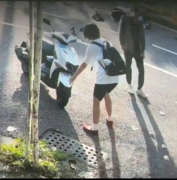 戴女肇事後竟先關心自己車損，未上前查看傷者。（圖/中天新聞）