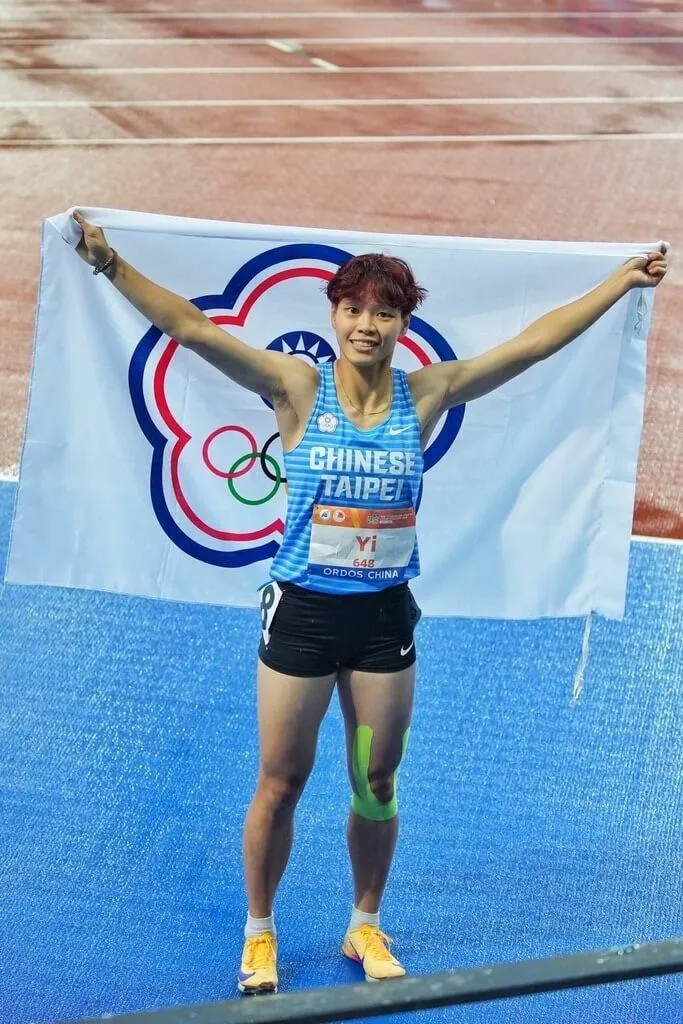 易柏安11日在亞洲U23田徑錦標賽100公尺跨欄決賽以13秒28技壓群雌，進帳台灣代表隊單日第2面金牌。（圖／中央社，中華民國田徑協會提供）