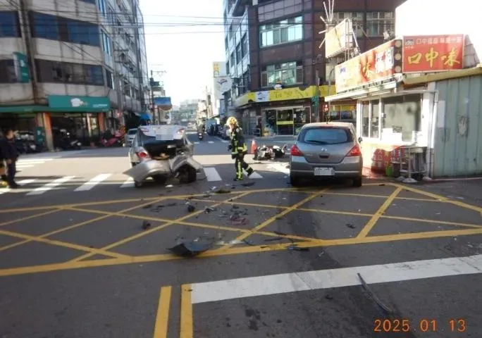 台中市大甲區今（13）日上午8時24分發生一起嚴重車禍。（圖／翻攝畫面）