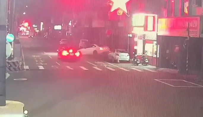 一輛自小客車闖紅燈直行後連續撞擊多輛車輛。（圖／警方提供）