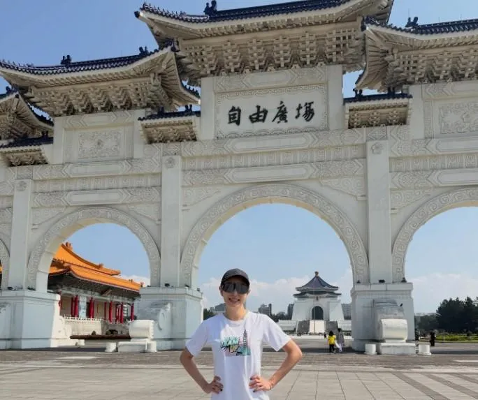 賈永婕在中正紀念堂前留影。（翻攝自賈永婕臉書）