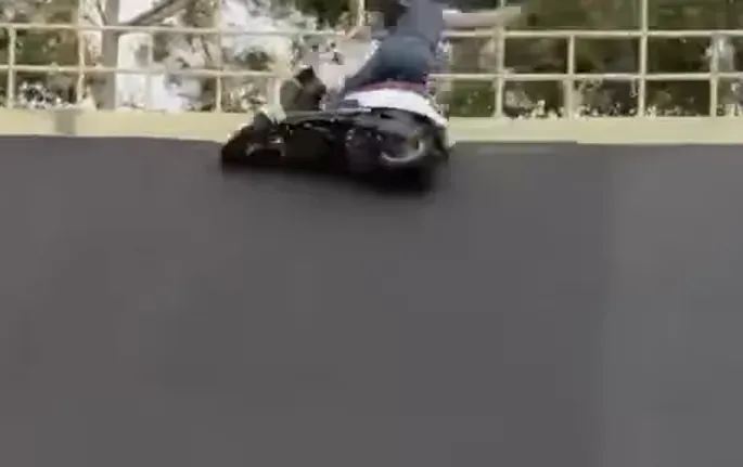 裁判長騎機車上自由車場邊坡摔車。（圖／翻攝自Facebook@No.13 Cycling News）