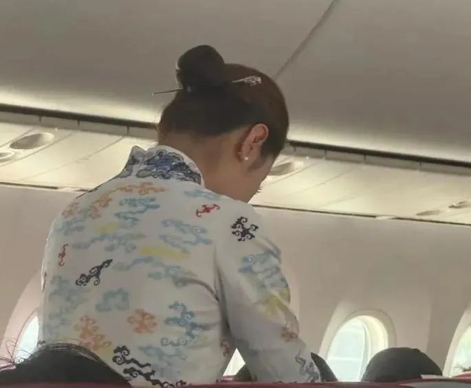 海航空姐頭上佩戴髮簪,遭網友質疑有安全疑慮。(圖/翻攝新浪微博)